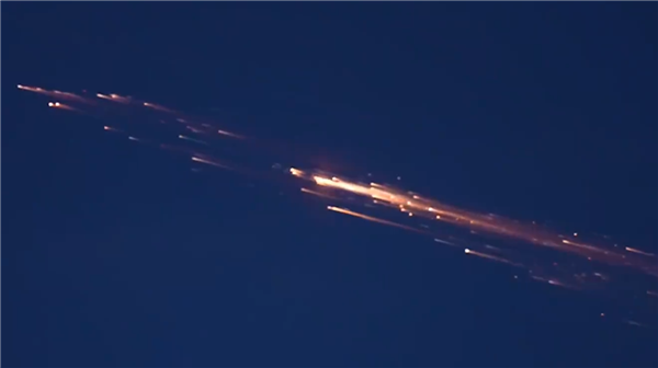 超壮观!神十五返回似火流星划过夜空:轨迹华丽璀璨