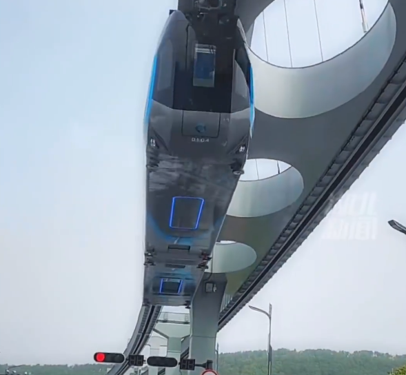武汉空轨列车悬空飞驰科幻感拉满!全自动驾驶、270°观景