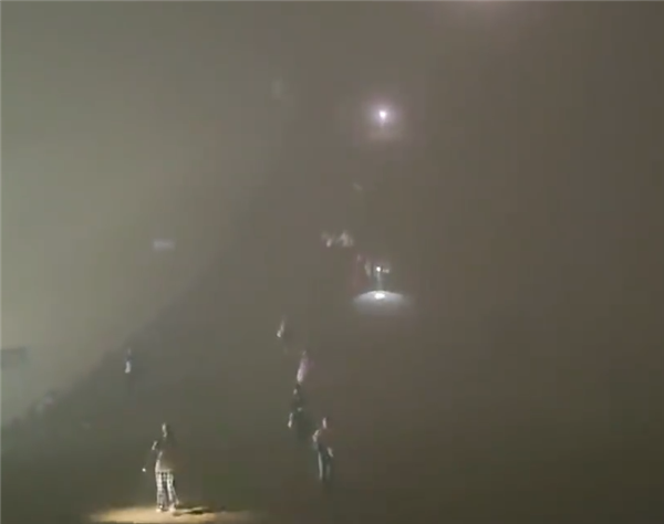 甘肃多地遭遇沙尘暴!玉门现巨型“沙墙” 游客举手电返回