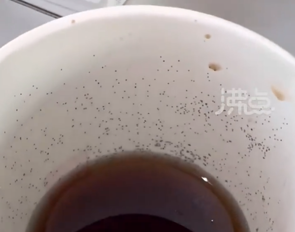 麦当劳外卖可乐杯壁内布满霉点 客服回应:没过期 需鉴定