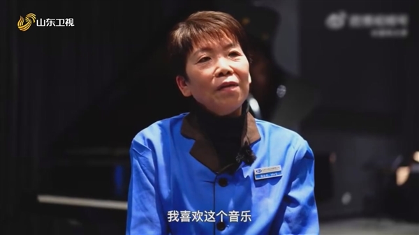 清华保洁阿姨身穿晚礼服弹奏钢琴:从未经过专业训练
