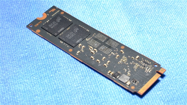 史上最快消费级SSD：直冲12.4GB/s！只能坚持20秒