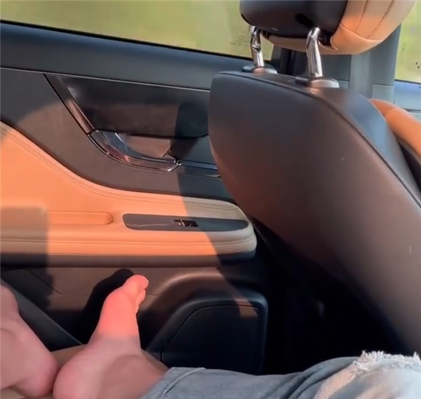 林肯驾驶员躺后排睡觉 方向盘挂离手神器自动驾驶