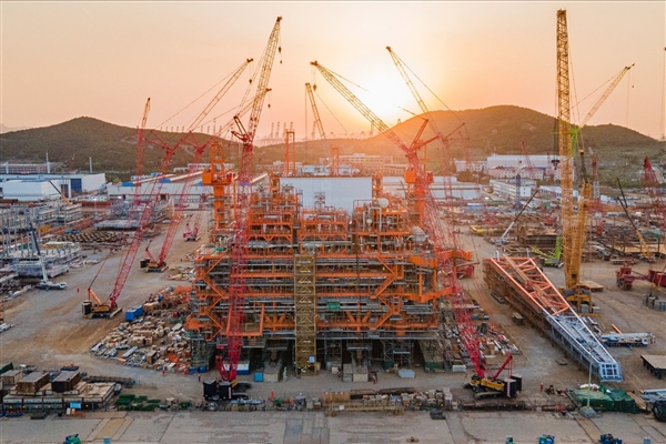 万吨海上巨无霸!渤海湾首个千亿方大气田中心平台建成