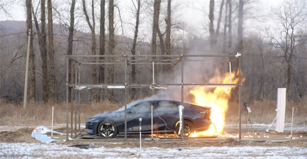 深蓝SL03整车被烧 国内首个氢燃料电池车极限火烧试验完成