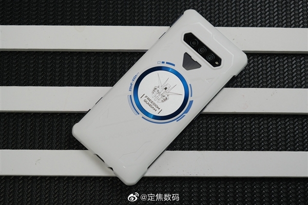 联名高达!ROG游戏手机7系列来了:二代骁龙8+6000mAh电池