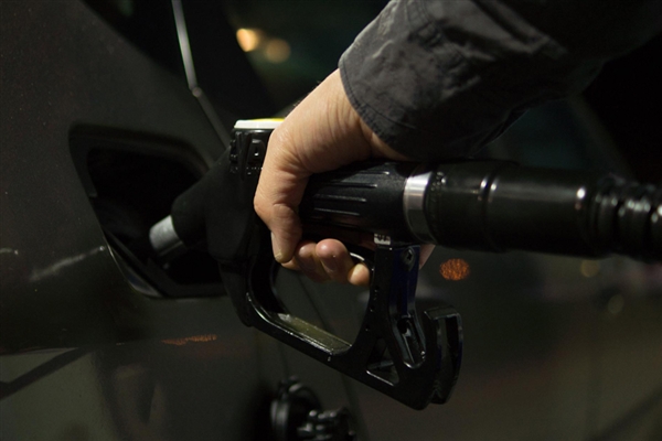 车主注意：新一轮国内油价降了！加满一箱油将少花4元