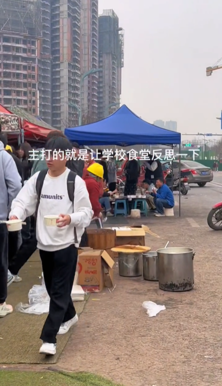 四川大学生组团去工地吃饭:13块随便吃 好吃又实惠