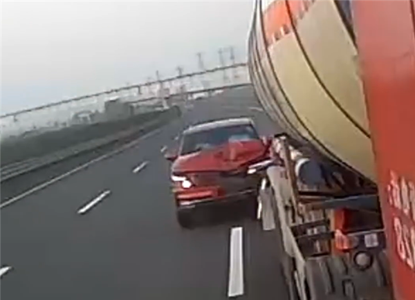 高速路上一觉醒来车在冒烟无人驾驶:副驾小伙慌忙跳车逃生