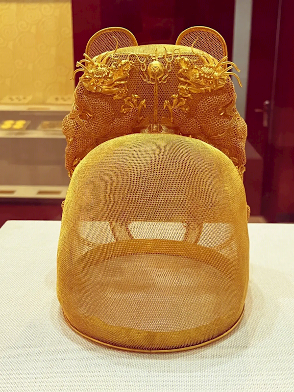 80后设计师晒价值百万黄金内衣裤：灵感来自《圣斗士星矢》动画片