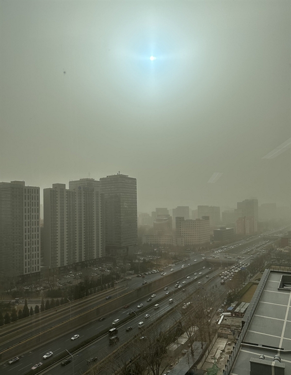 沙尘天气席卷北京！天空出现蓝色太阳：火星同款