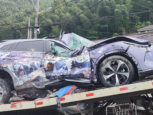 比亚迪宋被泥头车压扁半个车身 救人一命 车主：还买新能源汽车