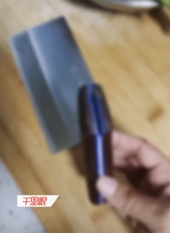 张小泉客服回应菜刀拍蒜断两截:比较硬的刀就容易断裂