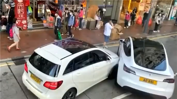 脾气真大！一特斯拉插队未遂现场报复：直接加速撞车