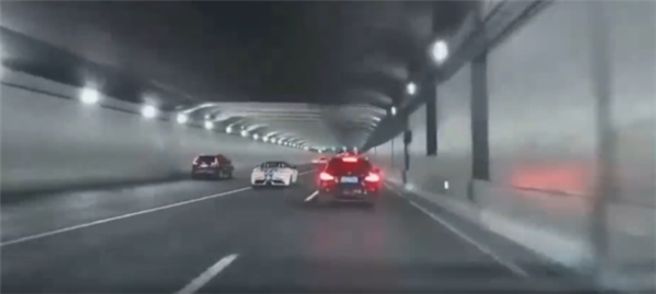 狂飙150km/h还实线变道！4人开特斯拉、捷豹在上海市区飙车被抓