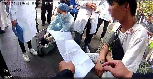 小伙爬山晕倒坚持先拜财神再就医 没吃早中饭加班太多：网友感慨