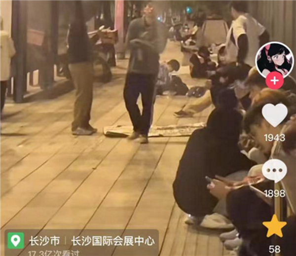 五一长沙排队:景点队伍排到隔壁景区 凌晨2点打车还得等位