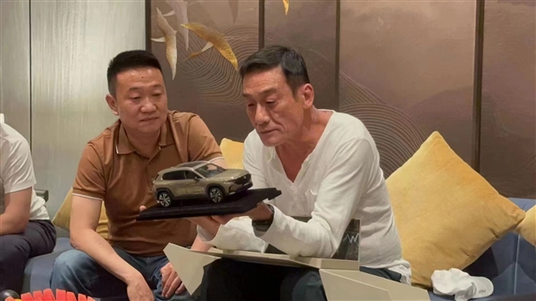 经典重现!梁家辉把玩马自达CX-50行也车模 网友:别坐、堵车