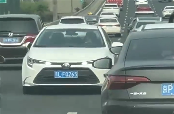 女子驾车剐蹭后直接快速路上掉头逆行致大拥堵 官方：刑拘