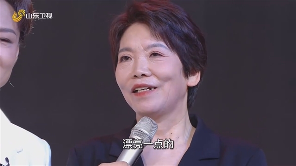 清华保洁阿姨身穿晚礼服弹奏钢琴:从未经过专业训练