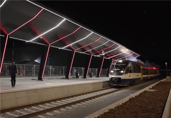 别人家的公司！特斯拉柏林超级工厂开通首条轻轨专列：可载400人