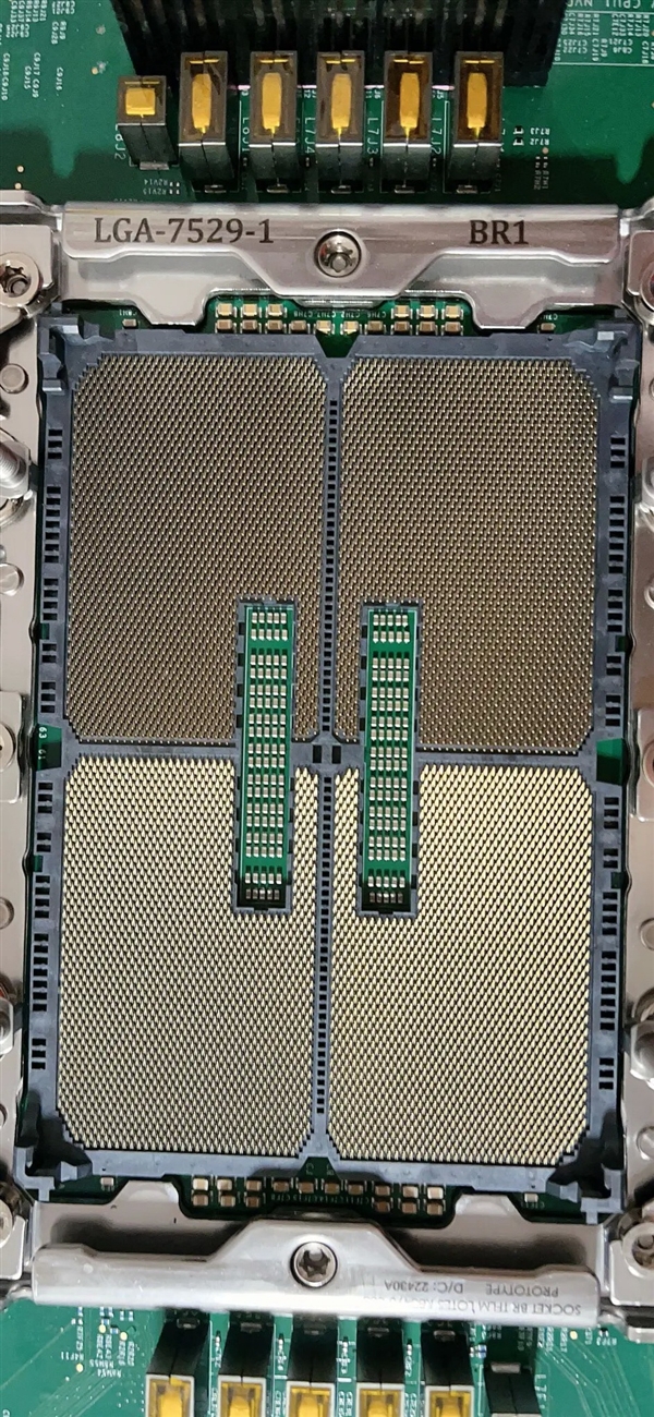 132大核、512小核?Intel LGA7529巨型接口新至强主板清晰曝光