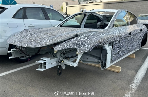 小米汽车首车白车身曝光：门板内侧设计很像特斯拉