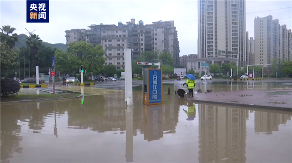 广东韶关暴雨:车辆涉水如行船 网友晒现场画面