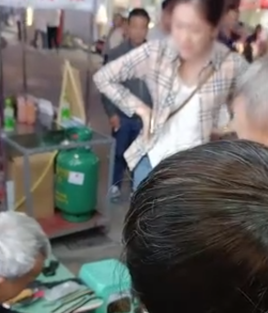 女子三千元的鞋被修坏当场气哭 鞋匠大爷：没听说过3000块的鞋