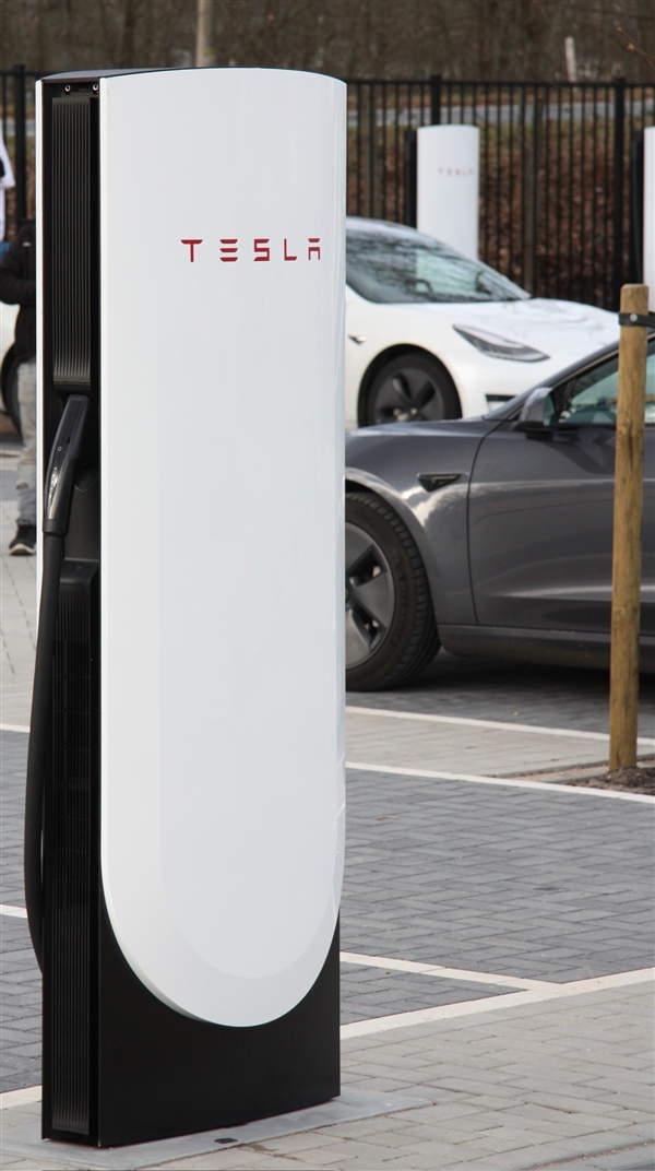 真不用羡慕油车了!特斯了V4超级充电桩落地:最高功率350kW