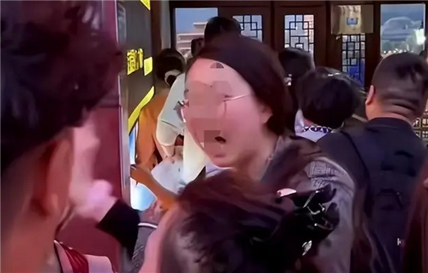 奇葩!插队发飙者称是换队 网友吐槽发飙发泼有理:景区称仍算插队