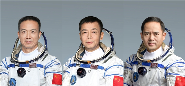 神舟十六号船箭组合体正进行垂直转运:预计下周发射