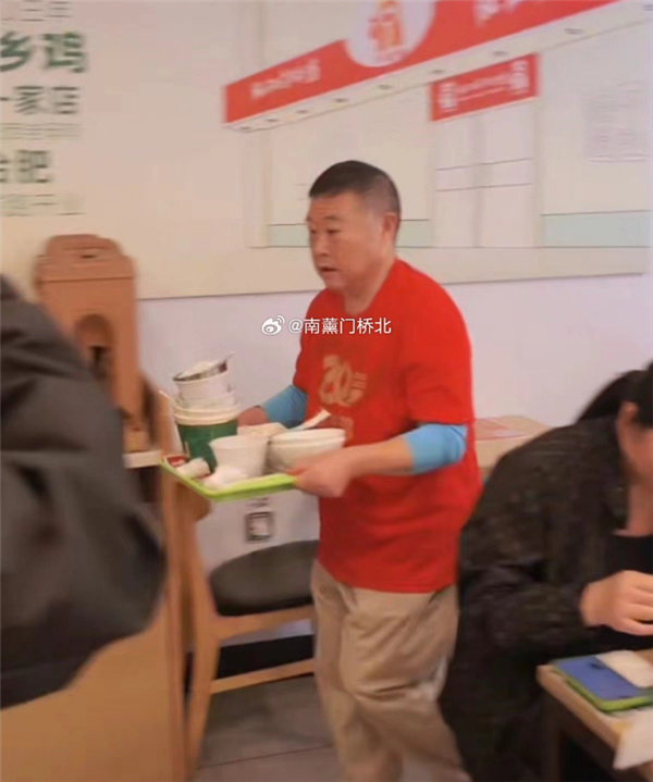 老乡鸡今日请“全国人”免费吃饭：现场人山人海 大爷大妈一大早排队