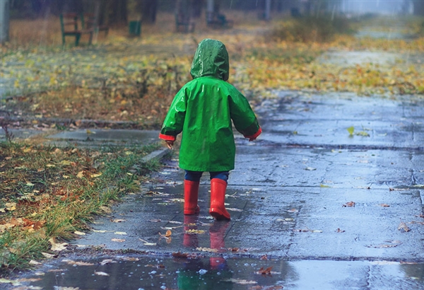 湘西出现特大暴雨：多地内涝 河水漫过桥梁