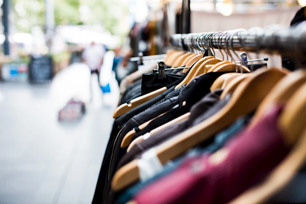 店员称衣服掉地上摔个洞需赔款:最终结果让网友不淡定