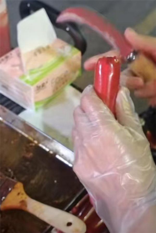 女护士下班摆摊卖“无菌烤肠”走红 3小时赚200多：网友点赞凭自己能力赚钱