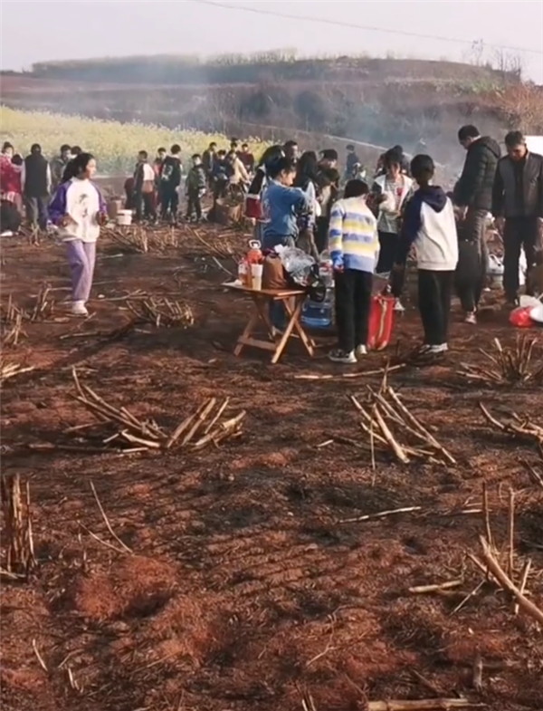 小学生背着“锅碗瓢盆”去春游：80后90后网友瞬间回到童年