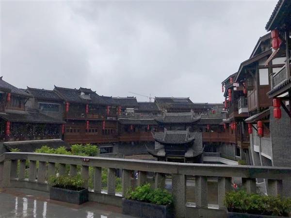 全国各地古镇相似度高达99%?游客吐槽:“特色小吃”都一模一样