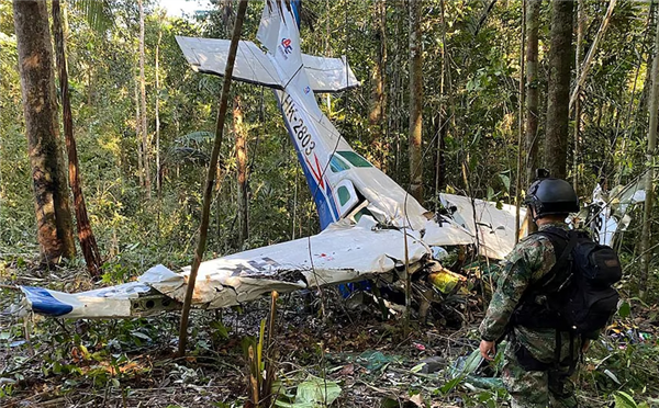 坠机空难40天后 4名儿童被发现幸存获救：裹毯瘦到脱相