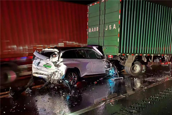 来自“公路王者”的检验!蔚来ES6被两大货车夹击:框架完好人员安全