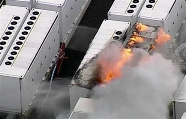 特斯拉澳洲储能电池项目再发生火灾：消防监督下燃烧殆尽