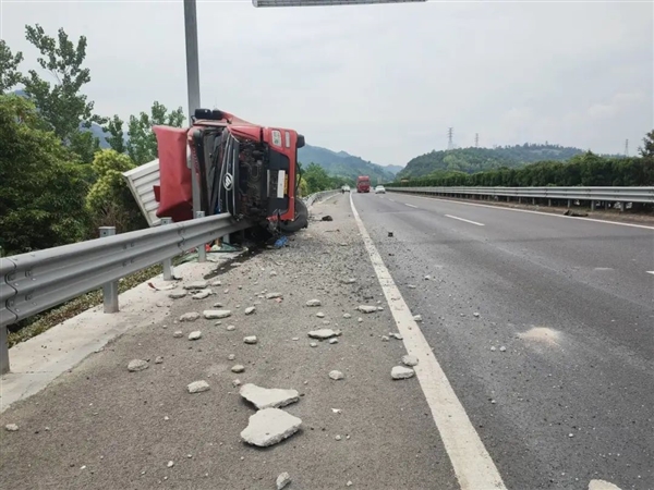 装700件快递大货车高速爆胎翻车 车轮花纹都磨没了