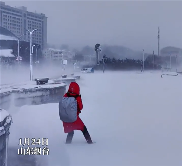 烟台的大雪有《流浪地球》即视感：地上冒白烟 行人艰难前行