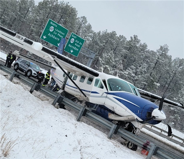 美国南方航空一飞机迫降公路：机上7人无恙