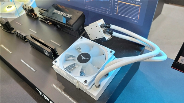 PCIe 5.0 SSD居然用上水冷!温度不可思议、性能依然残血