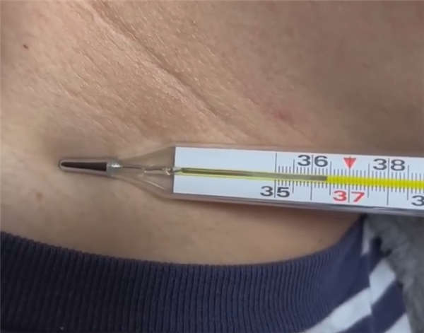 男子39.4度 体温计刚放脖子就上升！网友：这是在下载吗？