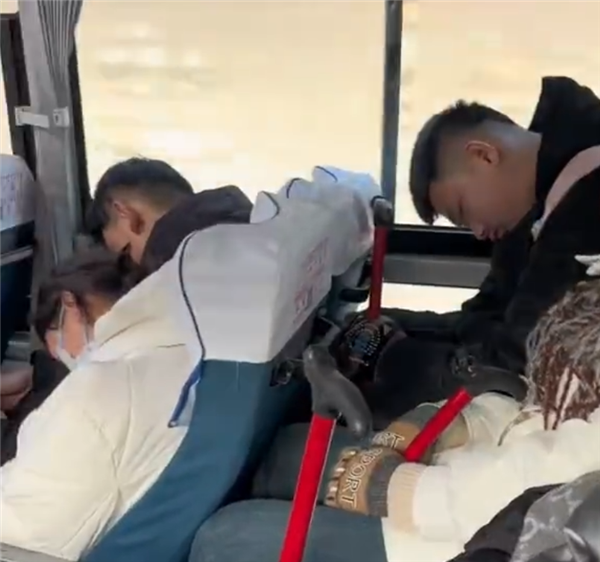 男子实拍“爬完泰山一车人全都老实了” 网友:原来泰山压顶这么来的