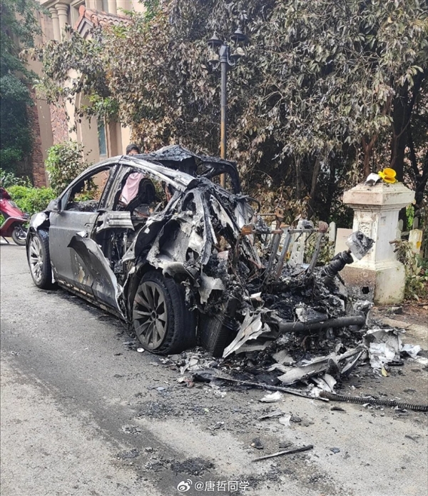 特斯拉Model X起火自燃 对面Model 3吓得赶紧溜了