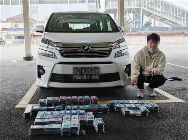 男子开车藏565台iPhone入境被查获!去年因带2375根内存条被罚
