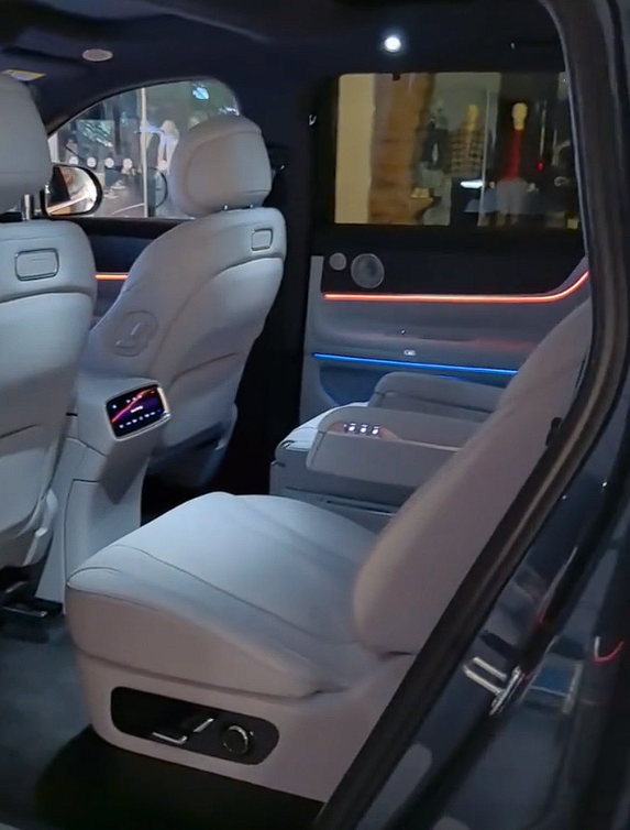 科技车皇问界M9今日发布 实车内饰抢先看：二排双独立座椅超豪